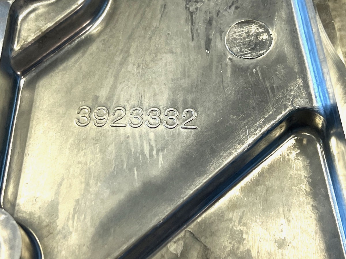 3923332 Крышка маслоохладителя 3284170, 5273377  CUMMINS 3923332 Крышка маслоохладителя 3284170, 5273377  CUMMINS
