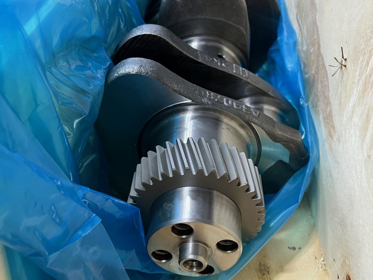 6735-01-1310 Вал коленчатый 3929037, 3908032, 3907804  KOMATSU 6735-01-1310 Вал коленчатый 3929037, 3908032, 3907804  KOMATSU