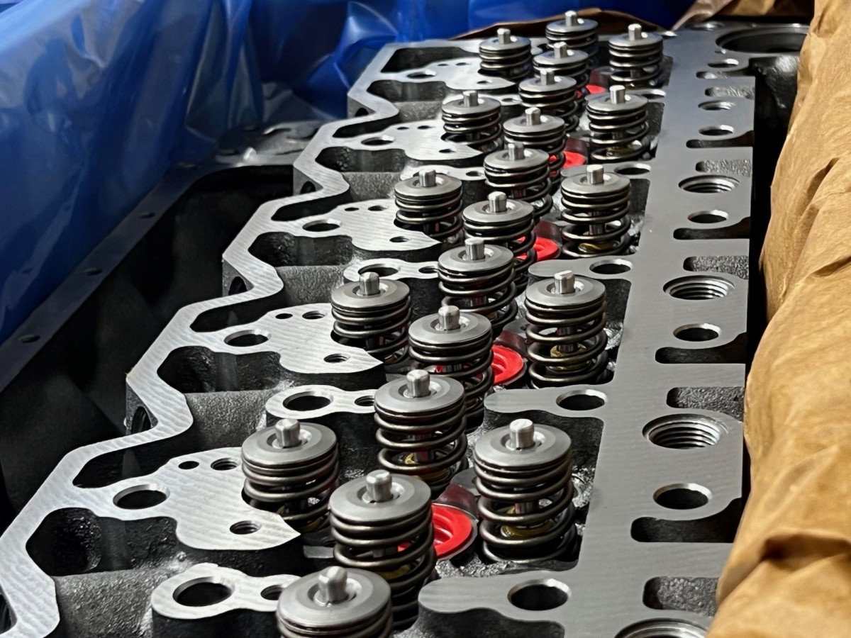 6754-11-1101 Головка блока цилиндров в сборе с клапанами 6754-11-1211 KOMATSU 6754-11-1101 Головка блока цилиндров в сборе с клапанами 6754-11-1211 KOMATSU