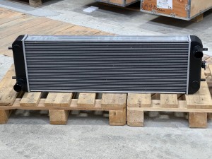 XB00001928 Радиатор водяной  HITACHI